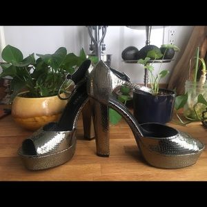 Brand new Boohoo snakeskin pewter platform heels